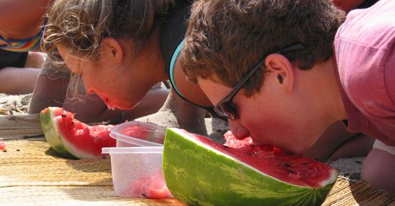 emag4_eating_contest_watermelon_zoom_800.jpg