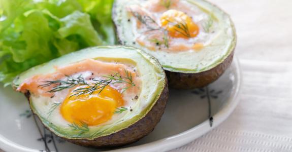 Avocat aux œufs et au saumon fumé : une assiette tout à fait dans l’esprit du régime cétogène