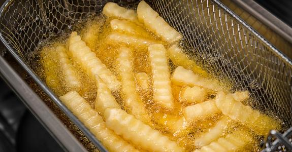 Le secret d’une frite fondante à cœur et croustillante en surface ? La cuisson dans deux bains d’huile successifs à des températures différentes.